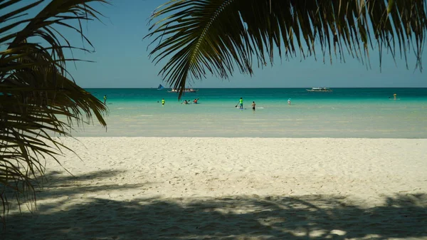Spiaggia tropicale di sabbia e mare blu, Filippine. — Foto Stock