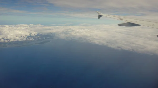 View from an airplane window on the ocean. — Stock Photo, Image