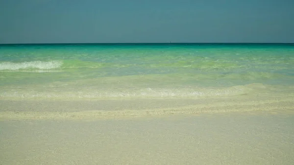 Tropical sandy beach and blue sea, Philippines. — Stock Photo, Image