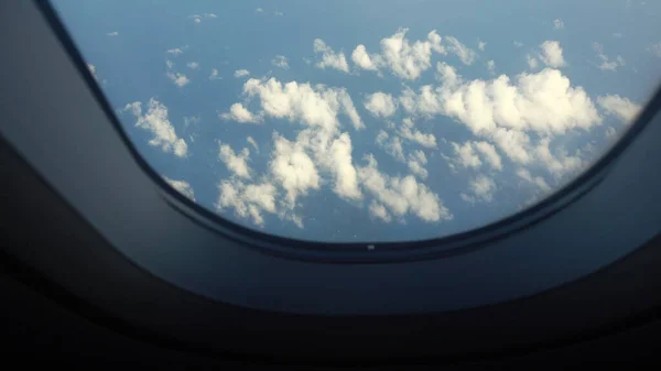 Θέα από ένα παράθυρο αεροπλάνου στον ωκεανό. — Φωτογραφία Αρχείου