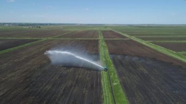 Tarım arazisindeki sulama sistemi.