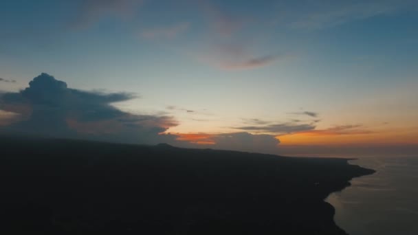 Захід сонця на узбережжі моря. Балі (Індонезія). — стокове відео