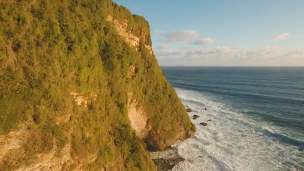 Felsige Küste auf der Insel Bali. Luftaufnahme. — Stockvideo