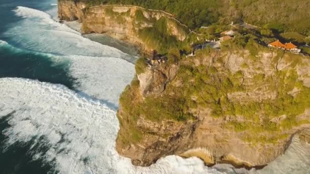 Klippig kustlinje på ön Bali. Flygbild. — Stockvideo