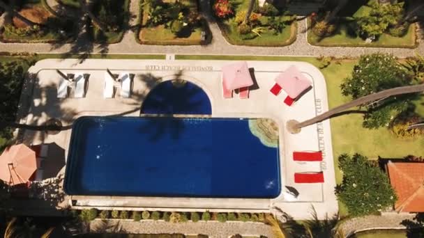 Ξενοδοχείο με πισίνα στις ακτές της θάλασσας, Μπαλί. — Αρχείο Βίντεο