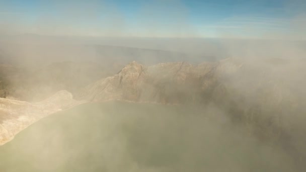 Cratère volcanique, où le soufre est extrait . — Video