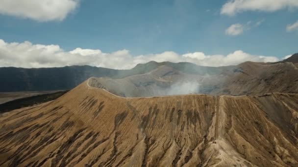 Vulcano attivo con un cratere. Gunung Bromo, Jawa, Indonesia. — Video Stock