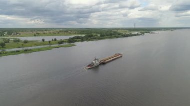 Volga Nehri üzerinde mavna
