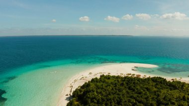 Kumlu bir tropik ada. Balabac, Palawan, Filipinler.