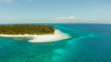 Kumlu bir tropik ada. Balabac, Palawan, Filipinler.