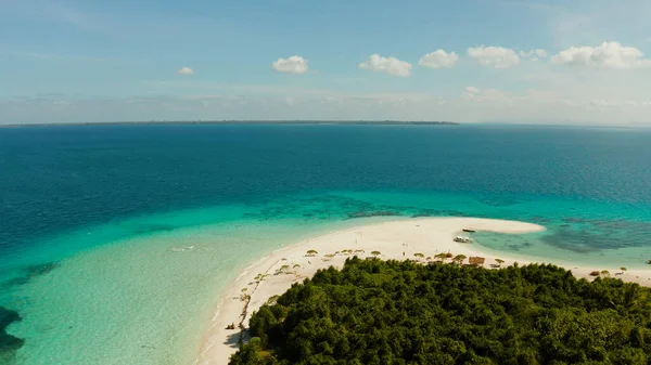 Ilha tropical com praia de areia. Balabac, Palawan, Filipinas. — Fotografia de Stock