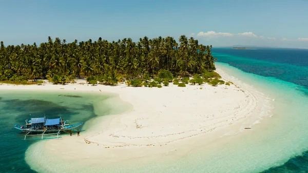 Tropický ostrov s písečnou pláží. Balabac, Palawan, Filipíny. — Stock fotografie