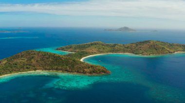 Kumlu plajlı tropik ada, Filipinler, Palawan