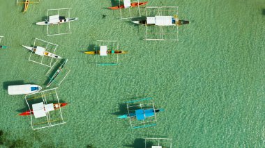 Plajdaki turist tekneleri. General Luna, Siargao adası..