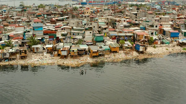 Slumområden och fattiga stadsdelar i Manila. — Stockfoto