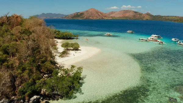 Pequeña isla tópica con playa de arena blanca, vista superior. — Foto de Stock