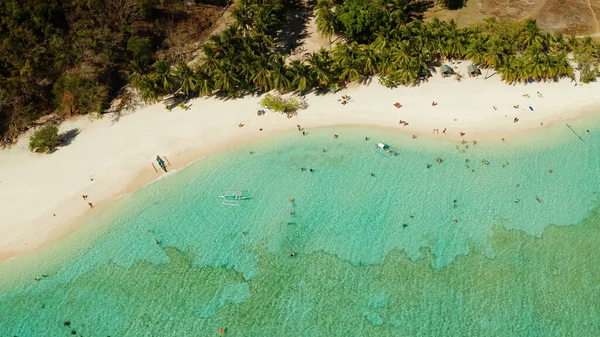 Pequeña isla tópica con playa de arena blanca, vista superior. — Foto de Stock