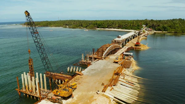 Puente en construcción en la isla de Siargao. — Foto de Stock