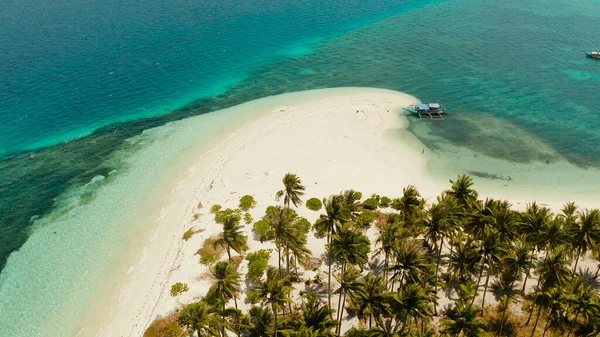 Isola tropicale con spiaggia sabbiosa. Balabac, Palawan, Filippine. — Foto Stock