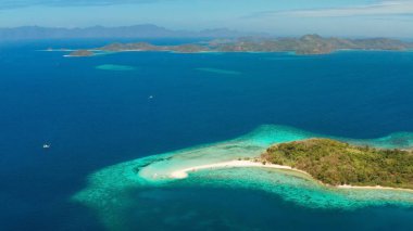 Kumlu plajlı tropik ada, Filipinler, Palawan