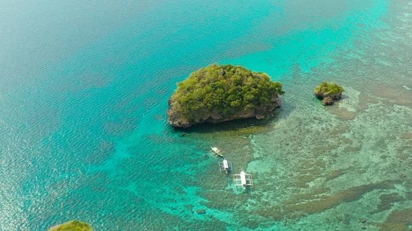 Paisaje marino: isla en la laguna Boracay, Filipinas. —  Fotos de Stock