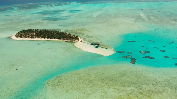 Isla tropical con una playa en el atolón. Onok Island Balabac, Filipinas. — Foto de Stock