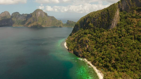 Laguna y playa de agua de mar tropical, Filipinas, El Nido. — Foto de Stock