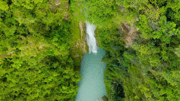 美しい熱帯の滝フィリピン,セブ — ストック写真