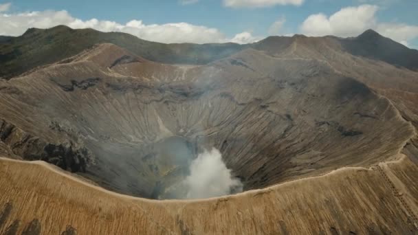 Vulcão ativo com uma cratera. Gunung Bromo, Jawa, Indonésia. — Vídeo de Stock