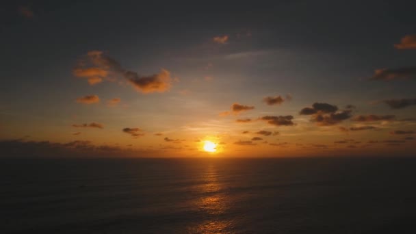 Vista aérea de la superficie del agua al atardecer. Bali. — Vídeo de stock