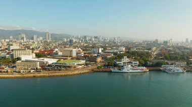 Gökdelenleri ve binaları olan modern şehir Cebu, Filipinler.