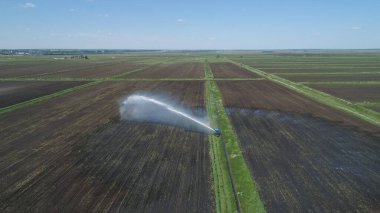 Tarım arazisindeki sulama sistemi.