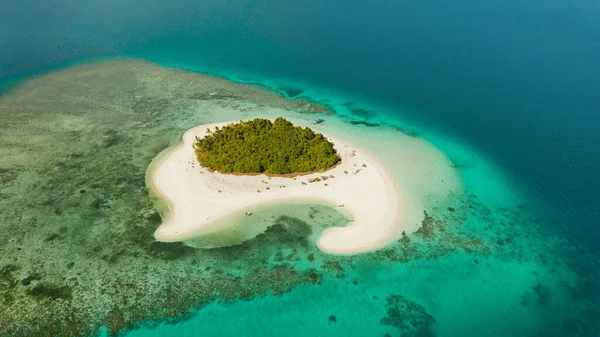 Tropisch eiland met zandstrand. Balabac, Palawan, Filipijnen. — Stockfoto