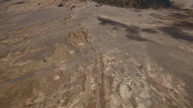Krateri olan aktif bir volkan. Gunung Bromo, Jawa, Endonezya.