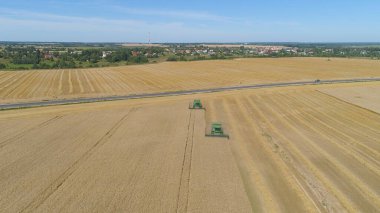 Buğday tarlasında hasatçıyı birleştir