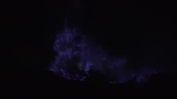 Fuego de azufre azul del volcán Kawah Ijen. — Vídeo de stock