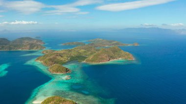 Kumlu plajlı tropik ada, Filipinler, Palawan