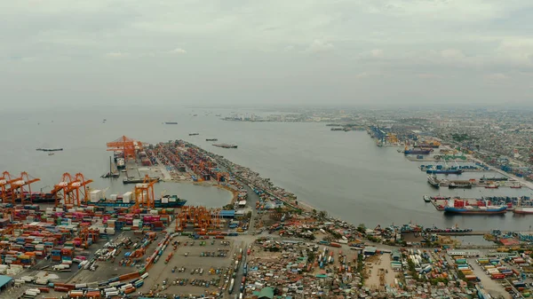 Porto marítimo industrial com contentores, Manila, Filipinas. — Fotografia de Stock