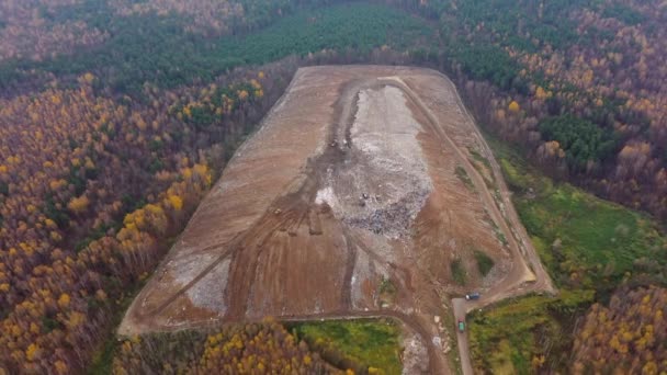 Ormanlarla çevrili kocaman bir çöp yığını, bir çöplük. Arazi doldurmalı manzara, üst görünüm. — Stok video