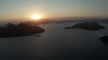 Deniz ve adalar üzerinde gün batımı. Filipinler, Palawan