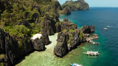 Tropik deniz suyu lagünü ve plaj, Filipinler, El Nido.