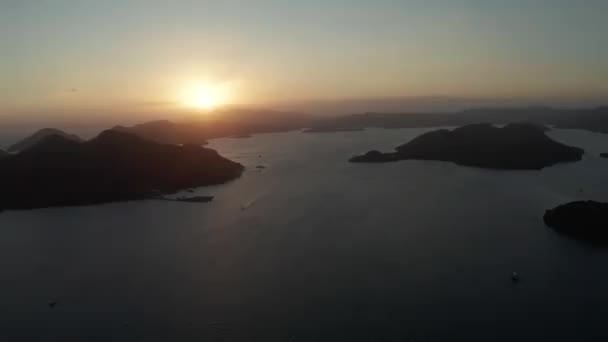 Deniz ve adalar üzerinde gün batımı. Filipinler, Palawan — Stok video