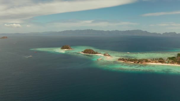 Small torpic island with a white sandy beach, top view. — Stock Video