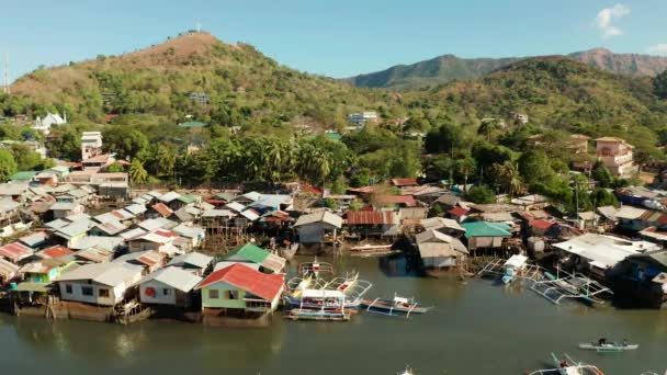 Рыбаки дома на воде, Филиппины, Палаван — стоковое видео