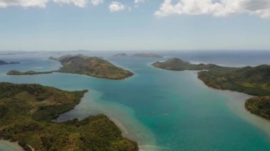 Tropikal adaları, lagünleri, Filipinleri, Palawan 'ı olan bir deniz burnu.