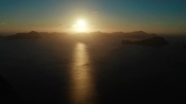 Gün batımındaki güzel körfez. Hava görünümü.