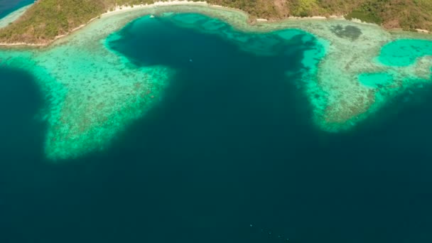 Pequeña isla tórpica con una playa de arena blanca, vista superior. — Vídeos de Stock