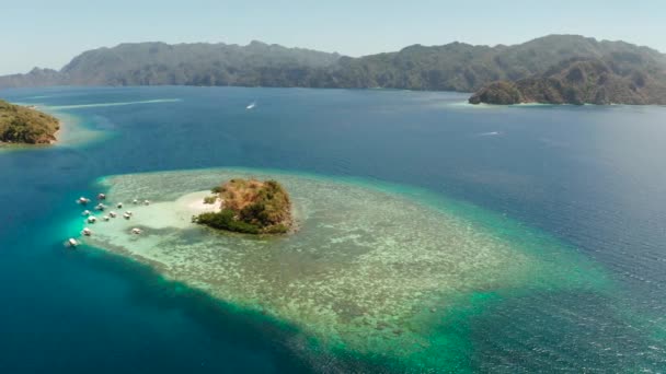 Kleine malerische Insel mit weißem Sandstrand, Blick von oben. — Stockvideo