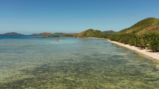Tropische Insel mit blauer Lagune — Stockvideo