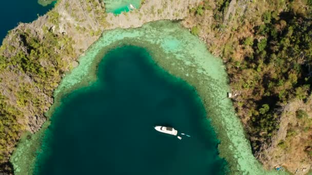 Göl kenarlı deniz burnu ve turkuaz su — Stok video